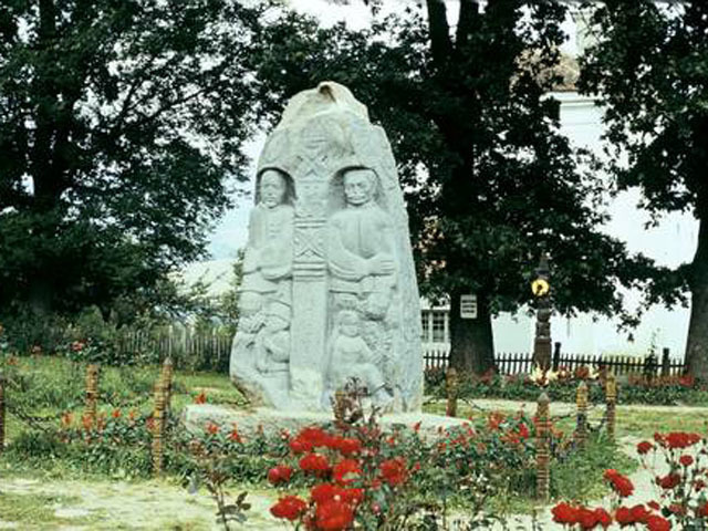 Monumentul lui Tamási Áron 		